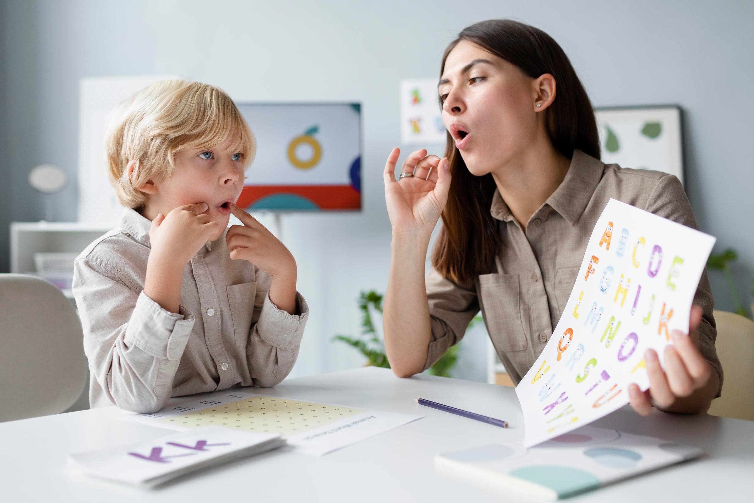 Especialista trabajando la pronunciación con un niño